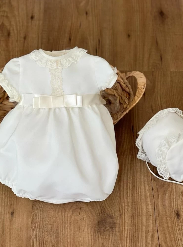 Conjunto Pelele y capota con triple organza. Tallas 6-9-12-18 Meses