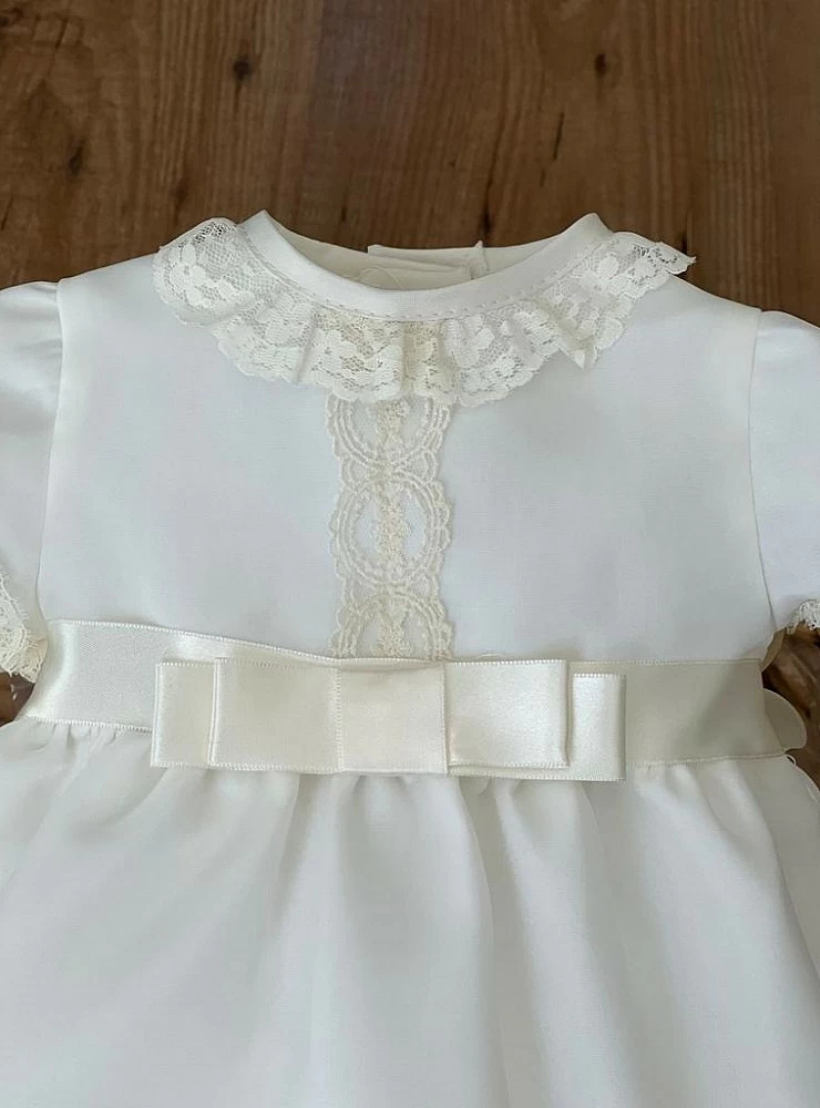 Conjunto Pelele y capota con triple organza. Tallas 6-9-12-18 Meses