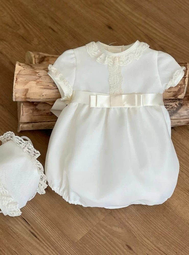 Conjunto Pelele y capota con triple organza. Tallas 6-9-12-18 Meses