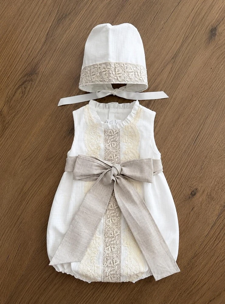 Conjunto pelele y capota de lino. Colección Camelia