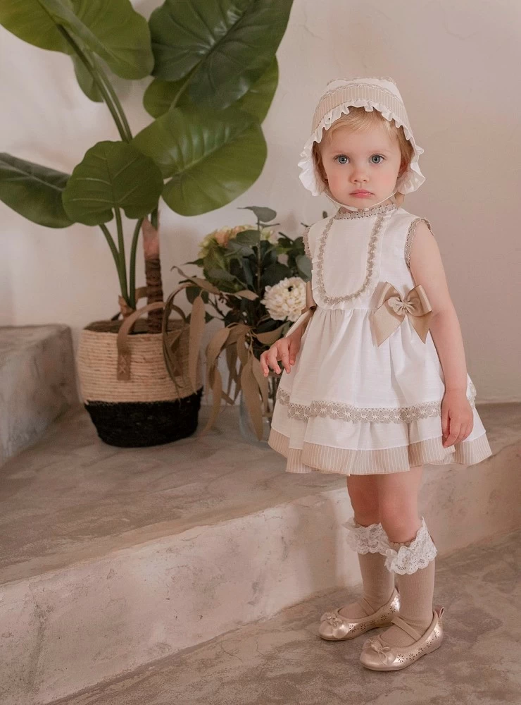 Conjunto tres piezas para niña. beige con camel.