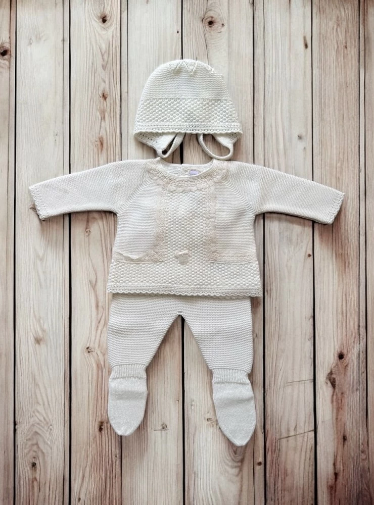 Conjunto unisex de tres piezas color beige colección Derby