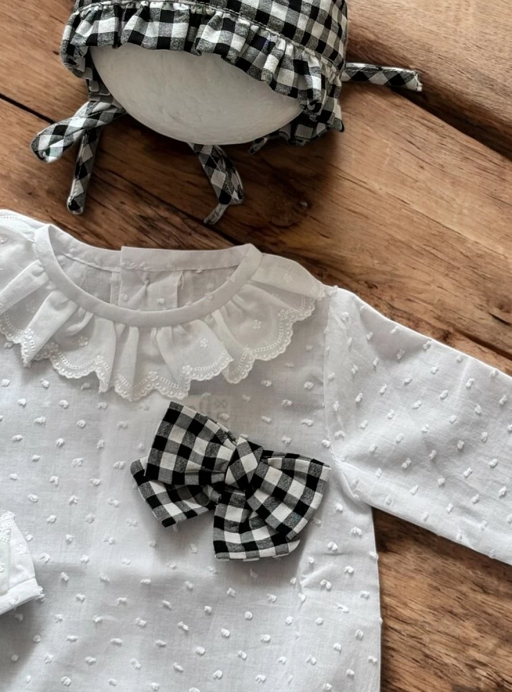 Conjunto unisex en talla 3 meses. Pelele y capota