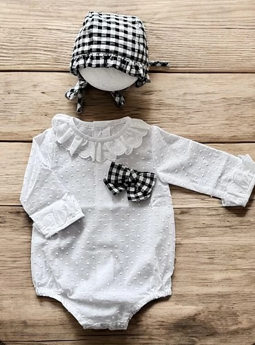 Conjunto unisex en talla 3 meses. Pelele y capota