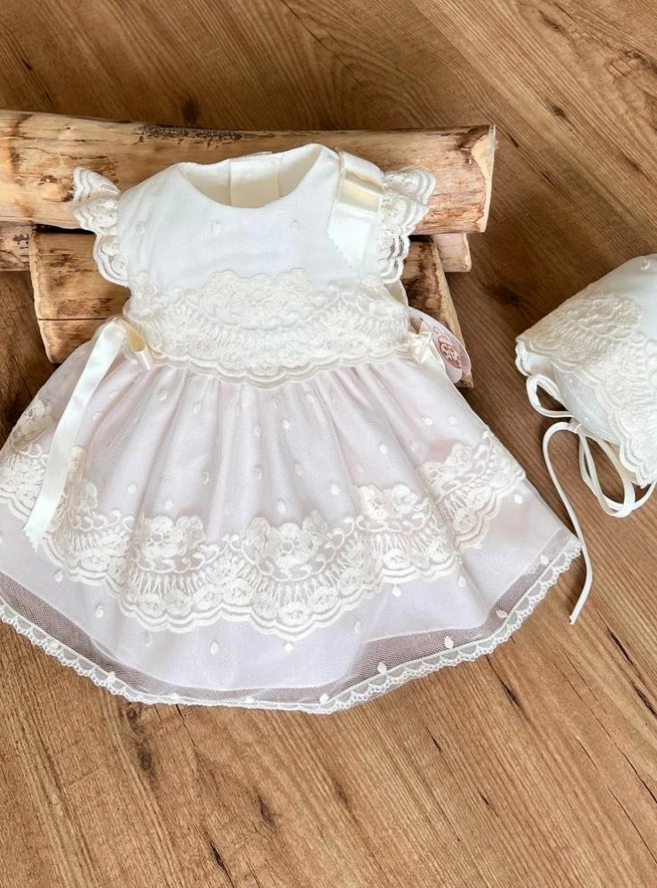 Conjunto vestido y capota de tul beige con rosa palo