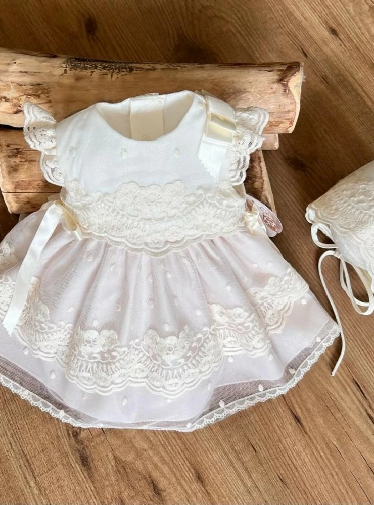 Conjunto vestido y capota de tul beige con rosa palo