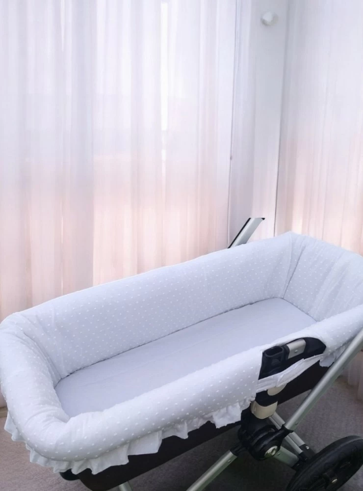 Cubre capazo universal de plumeti blanco. lleva tablas