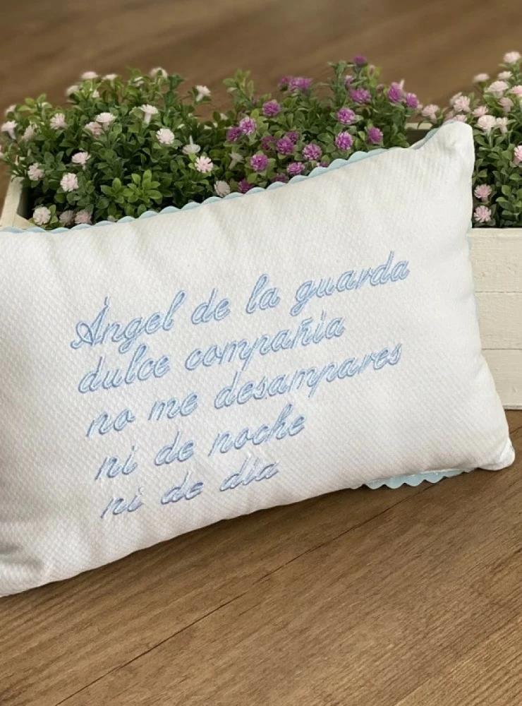 Cushion with text in three colors. Walk or crib
