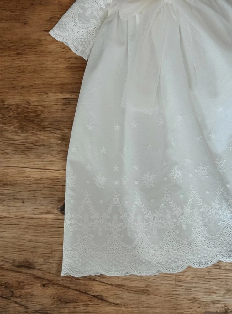 Faldón con capota unisex de Guipur colección Dalia
