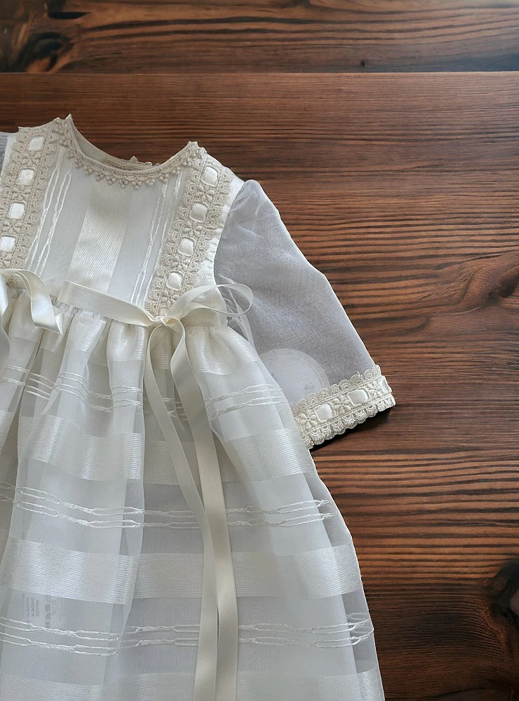 Faldón de bautizo unisex de organza con capota | Colección Canela