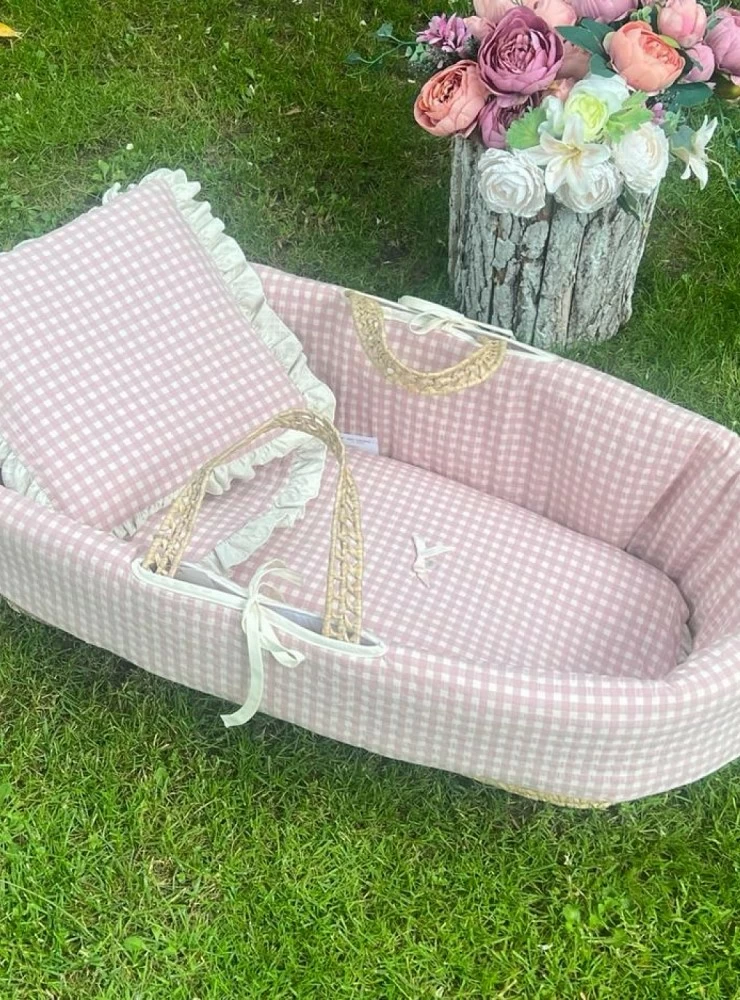 Full wicker basket. Unisex