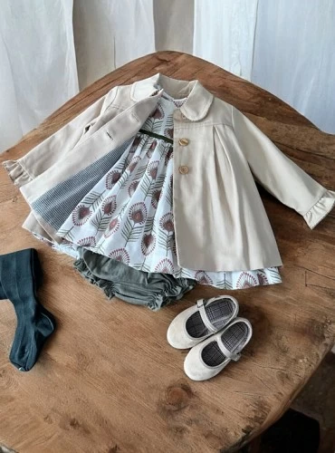 Girl's mid-season look.