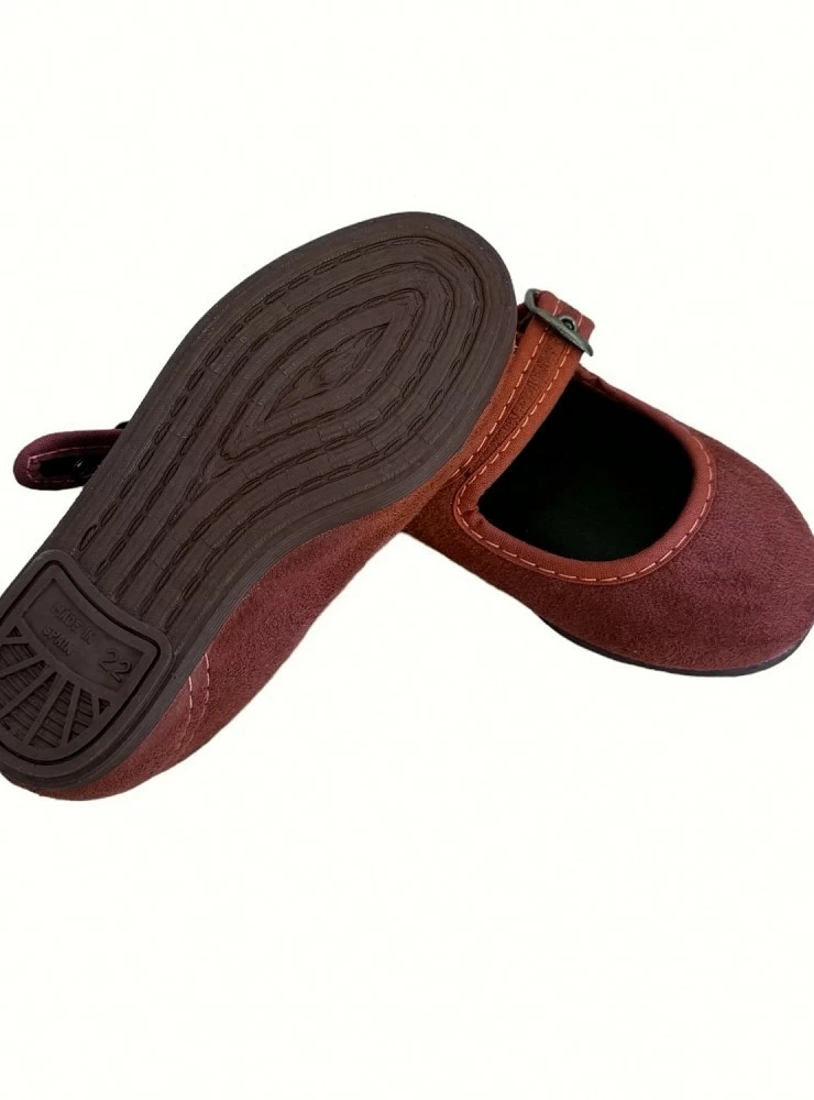 Girls' mary jane with buckle in various colors.