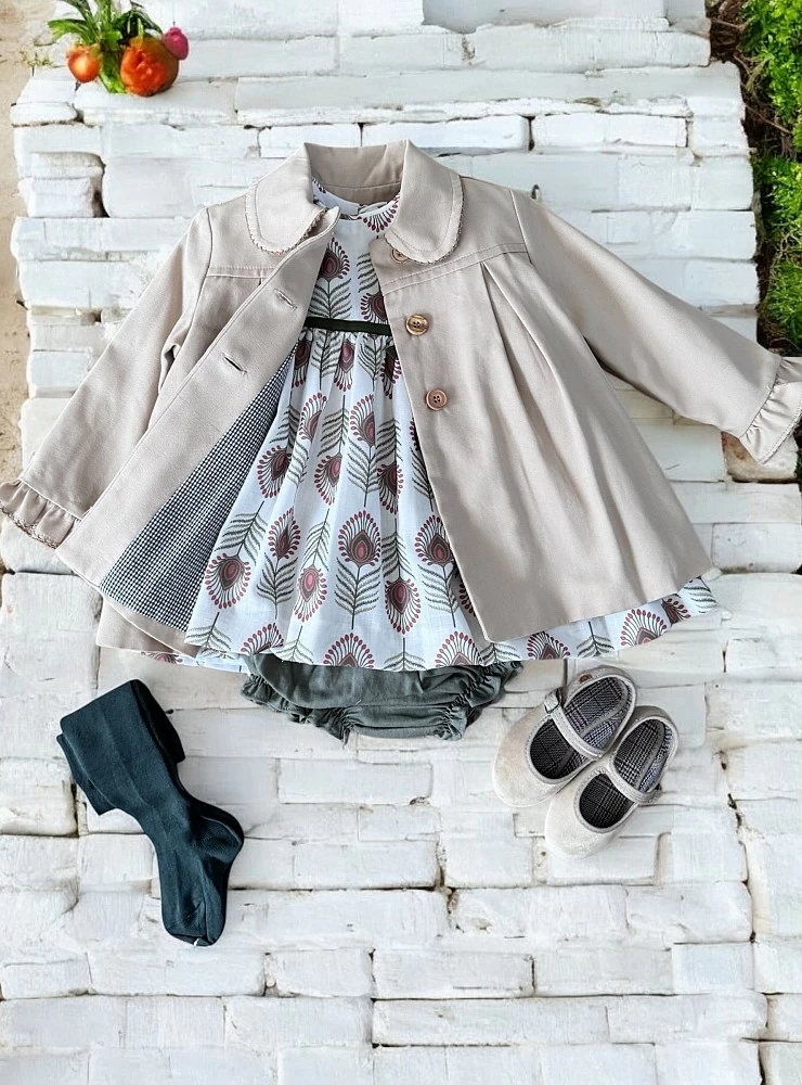 Girl's mid-season look.