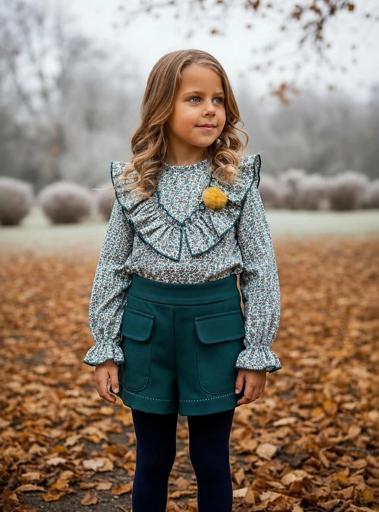 Girls' outfit with printed blouse and green shorts | Candy Collection