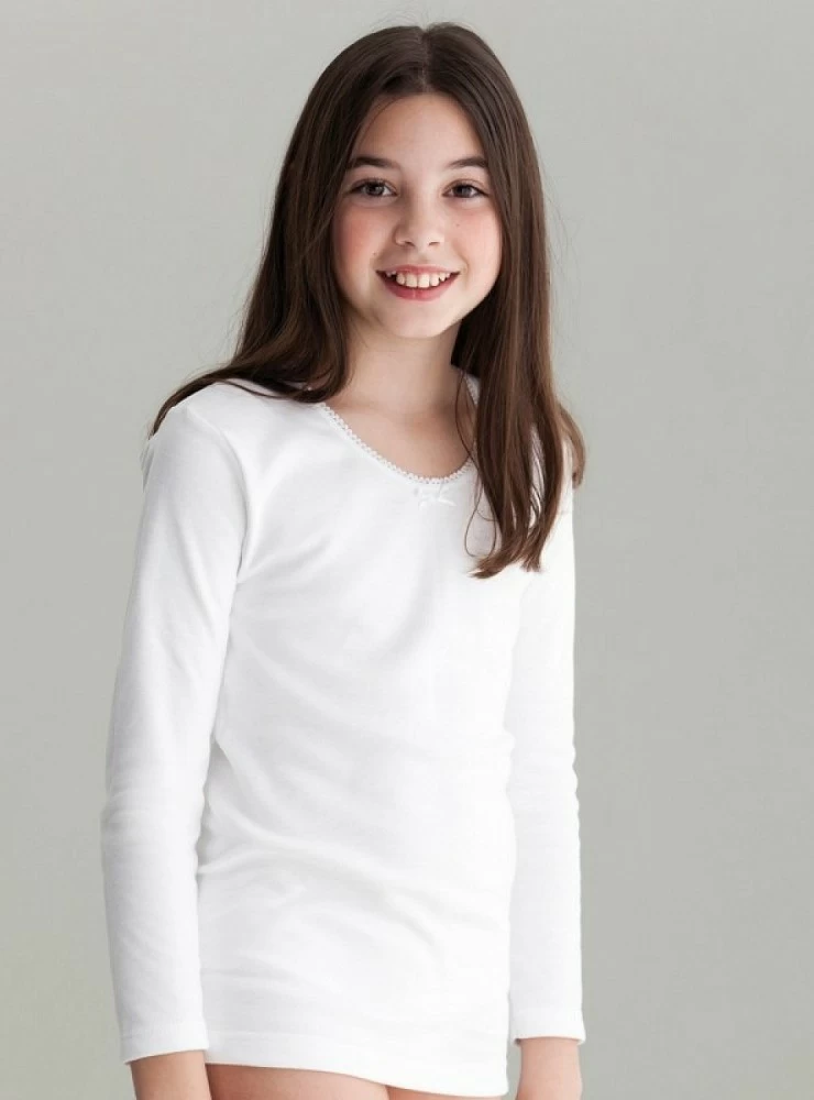 Girl's white long-sleeved undershirt