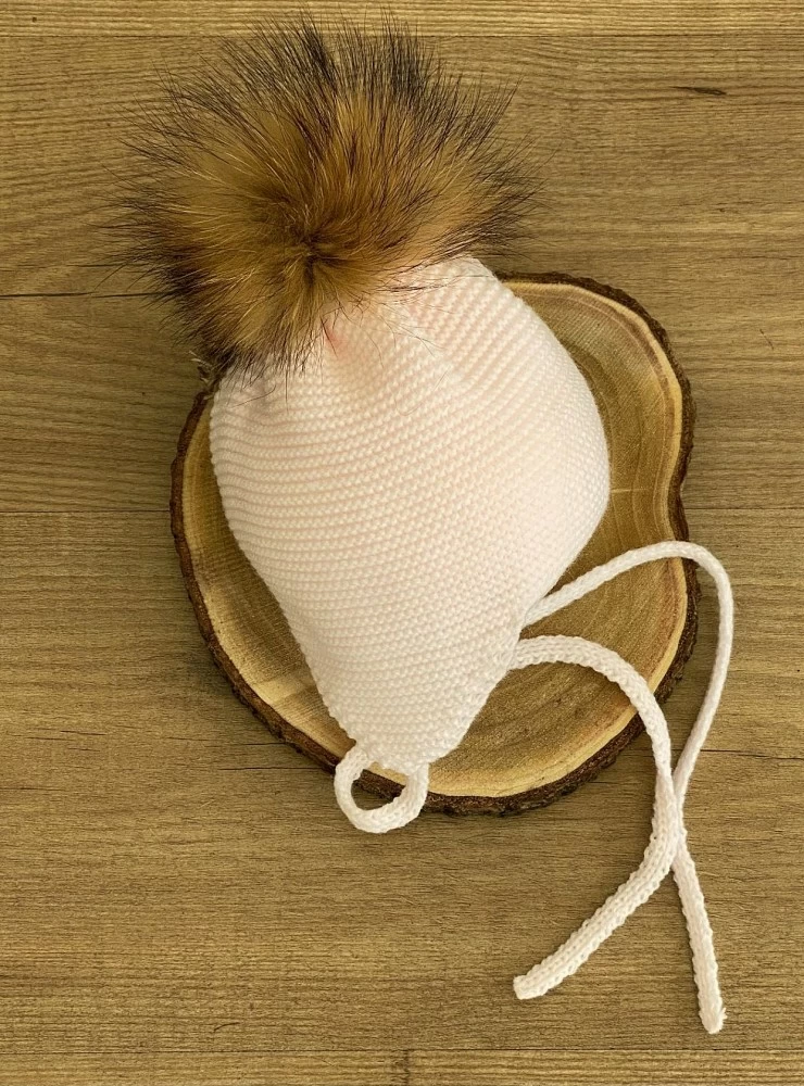 Gorrito aviador con pompón de pelo