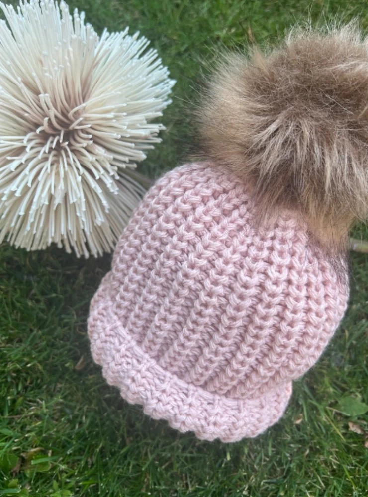 Gorrito de Bebé en punto gordito con pompón de pelo sintético.