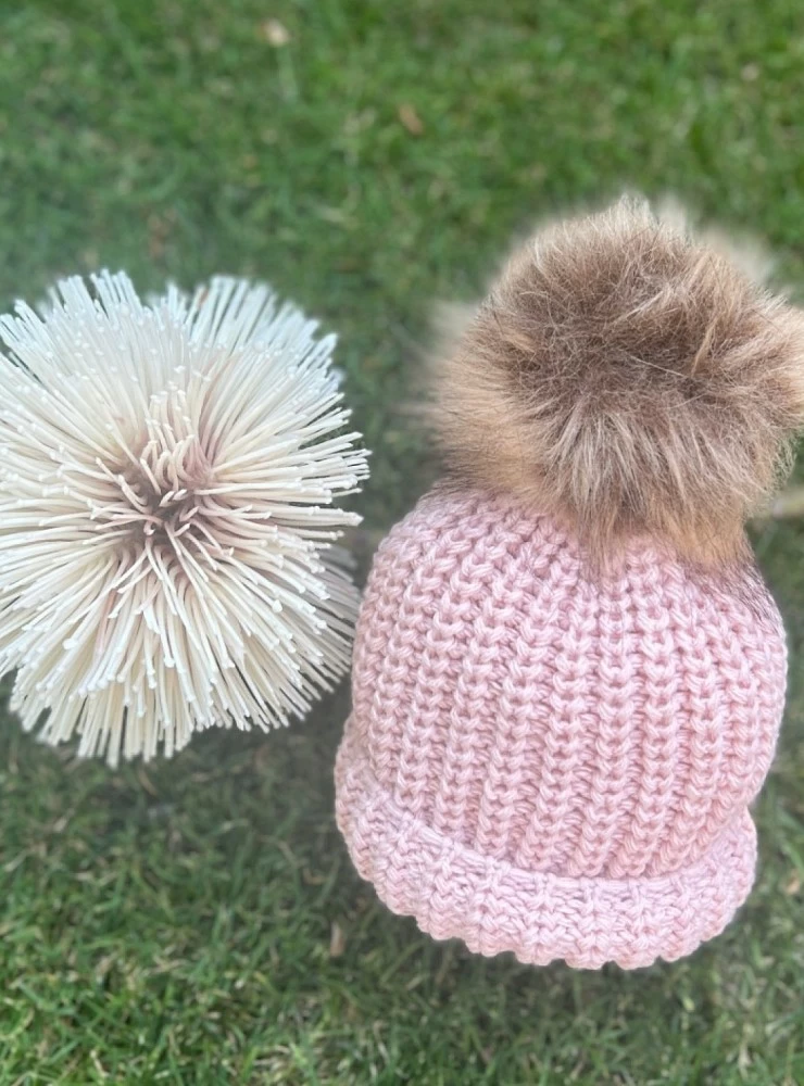 Gorrito de Bebé en punto gordito con pompón de pelo sintético.