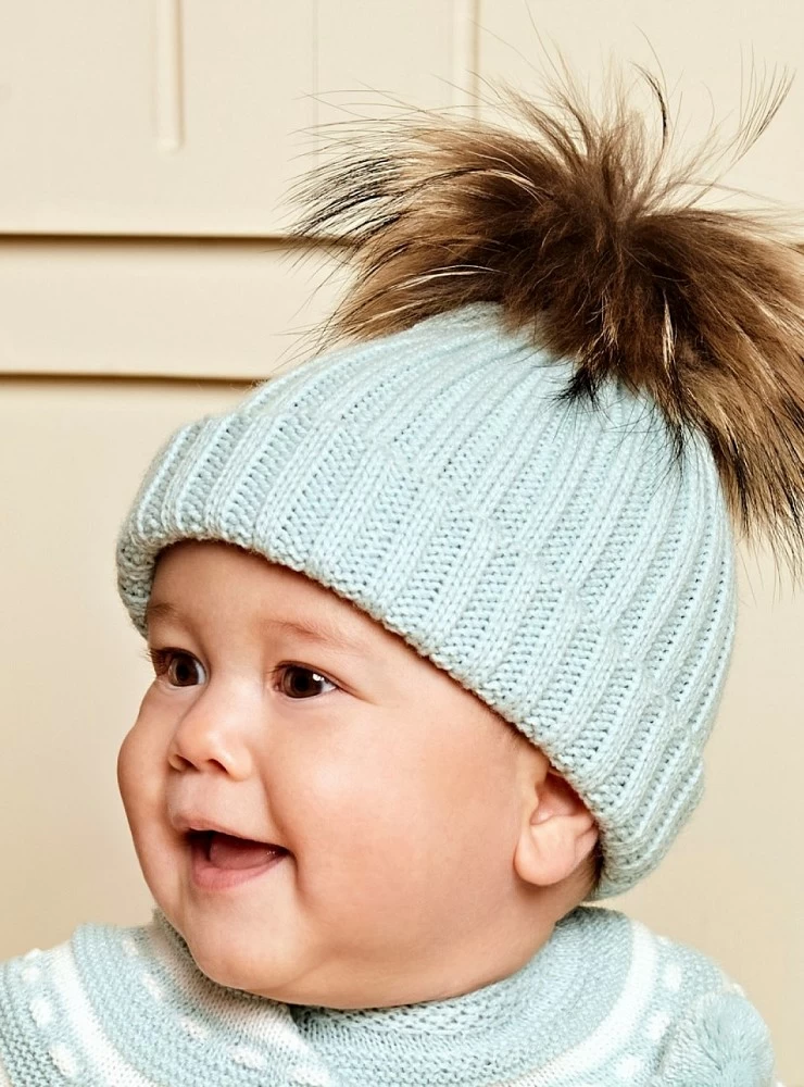 Gorrito de canalé con pompón en varios colores