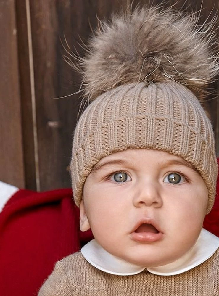 Gorrito de canalé con pompón en varios colores