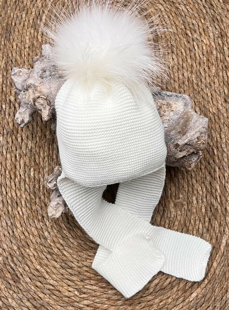 Gorrito de lana con pompón y bufanda unida al gorro