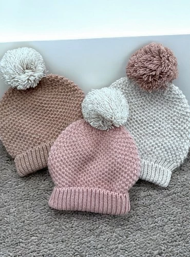 Gorrito en punto con pompón. Colección Mistral