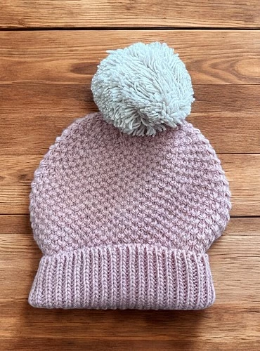 Gorrito en punto con pompón. Colección Mistral