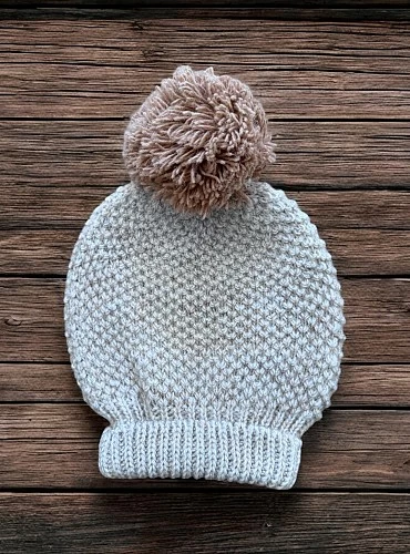 Gorrito en punto con pompón. Colección Mistral