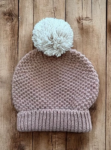 Gorrito en punto con pompón. Colección Mistral