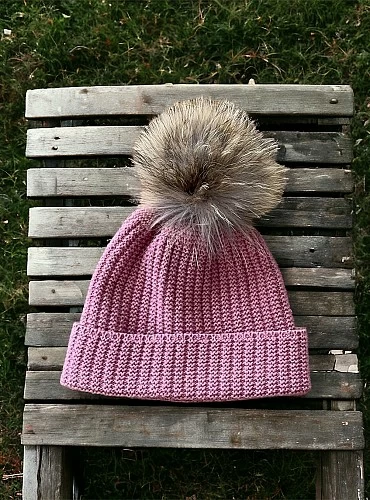 Gorrito en punto tipo Ingés con pompón de pelo natural.