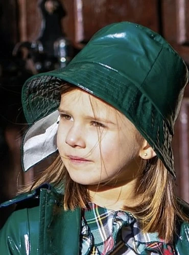 Gorrito safari de charol verde o marino de La Martinica