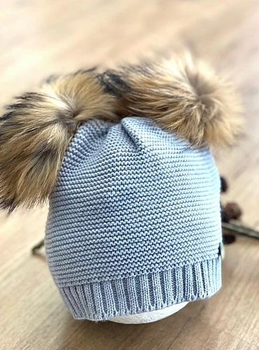 Gorrito unisex con dos pompones de pelo natural