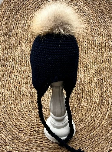 Gorro aviador de punto gordito con pompón de pelo