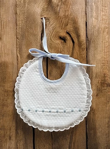 Hand-embroidered round bib. Unisex