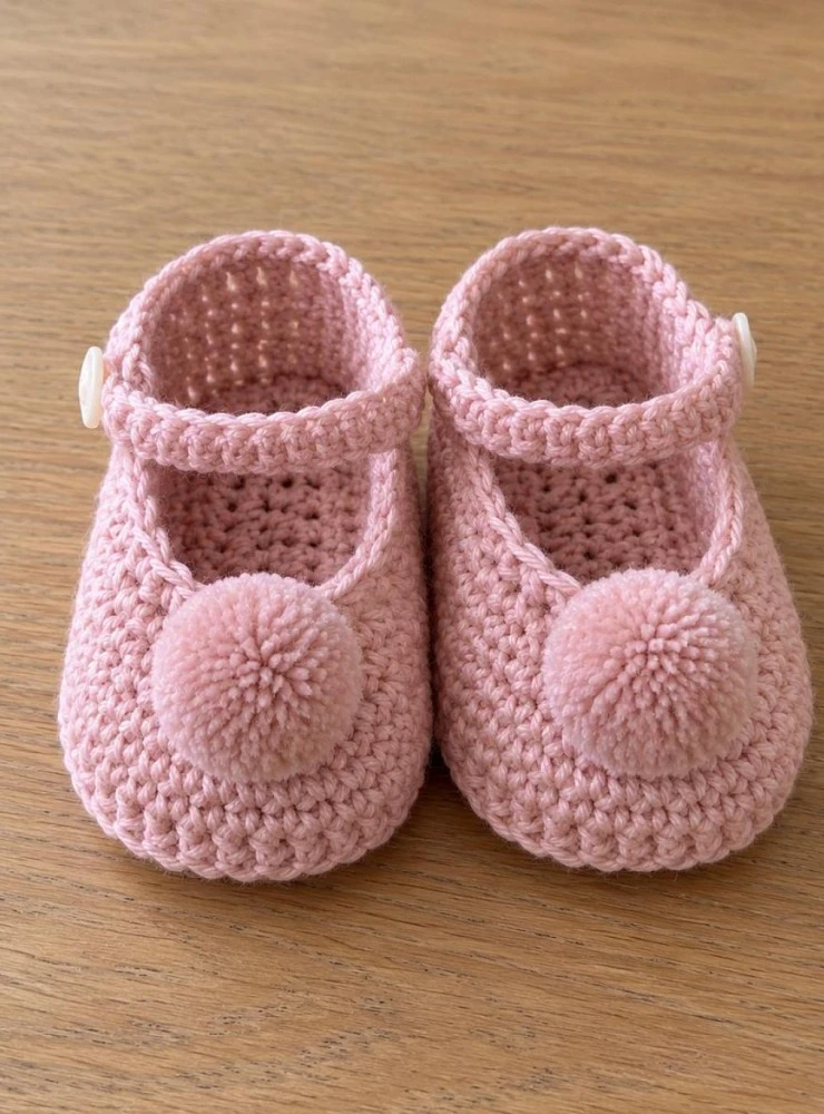 Hand-Knitted Baby Booties with Pom-pom | Unisex