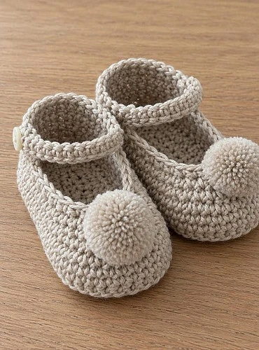 Hand-Knitted Baby Booties with Pom-pom | Unisex