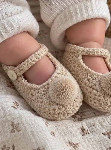 Hand-Knitted Baby Booties with Pom-pom | Unisex