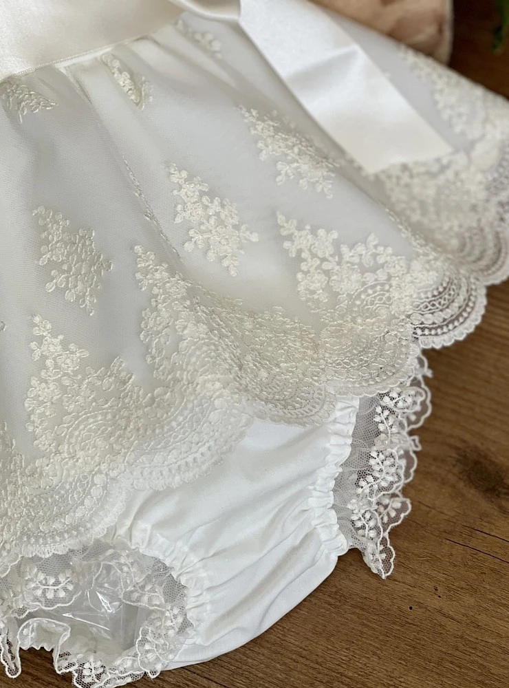 Jesusito con capota y braga para bebé en organza bordada