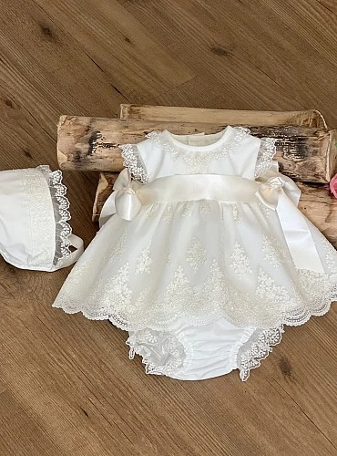 Jesusito con capota y braga para bebé en organza bordada