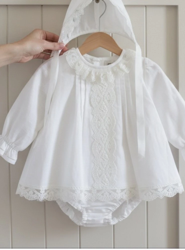 Jesusito de bautizo para niña con capota de lino | Colección Alba