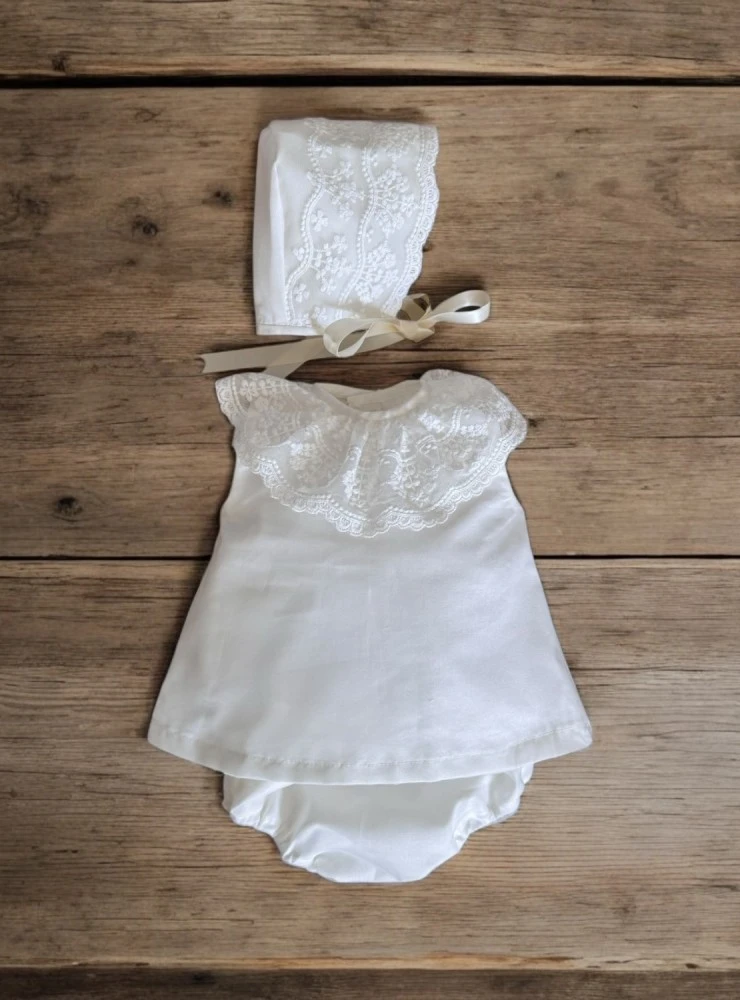 Jesusito de bautizo para niña con capota de organza | Colección Gardenia