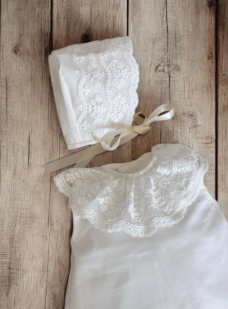 Jesusito de bautizo para niña con capota de organza | Colección Gardenia