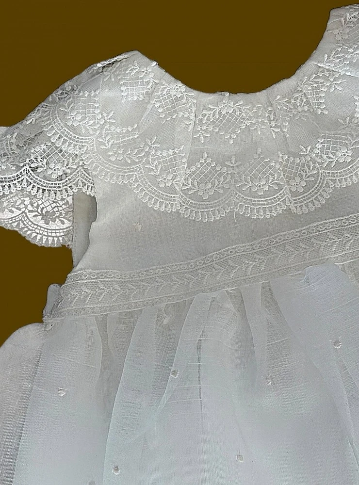 Jesusito de bautizo para niña con capota en muselina | Colección Victoria