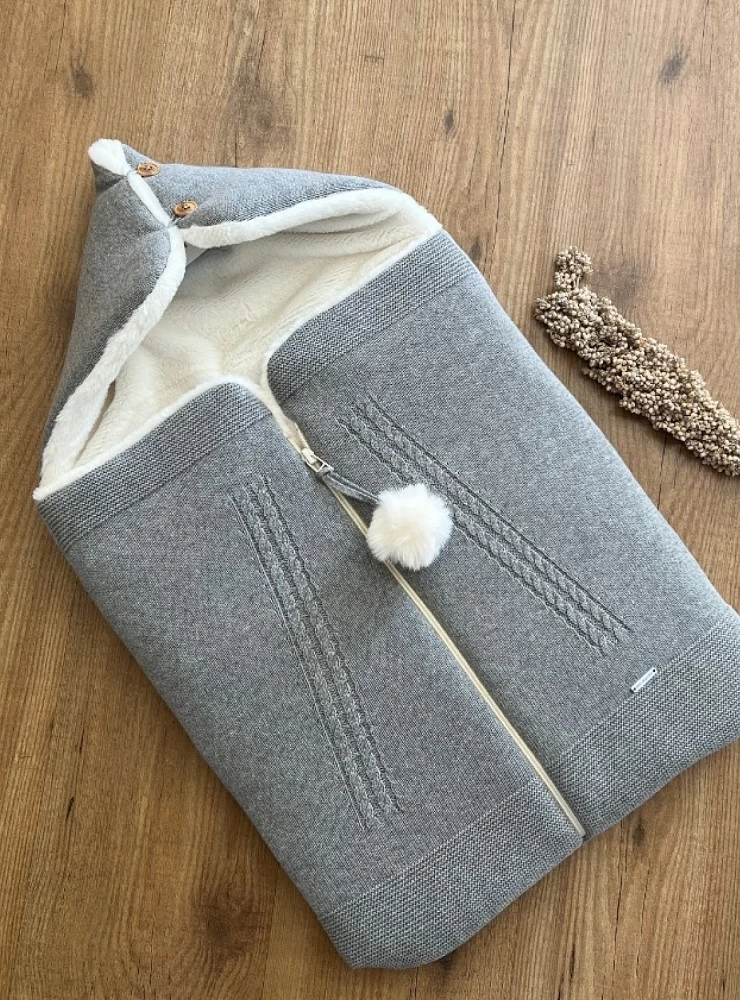 Knitted and fur nanny bag by Don Algodón