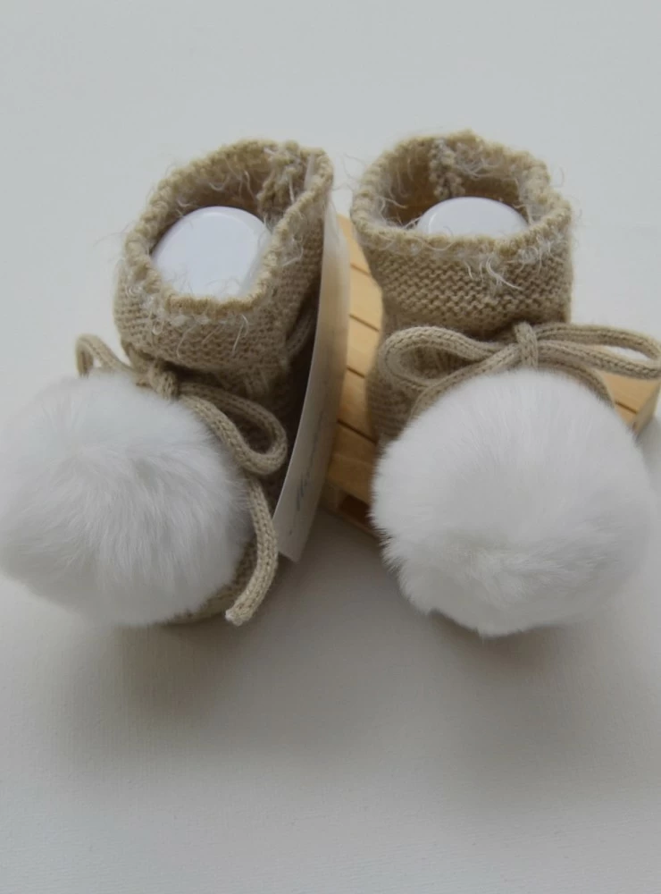 Knitted booties with pompom. O-Winter Collection