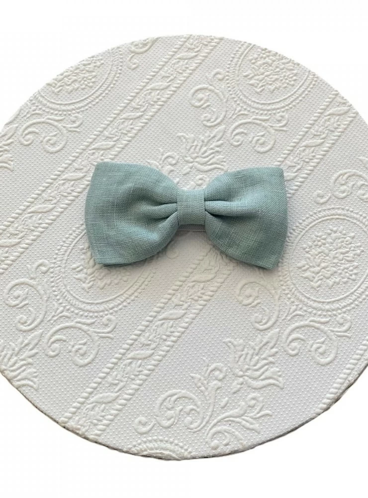 Linen bow tie in two colors.