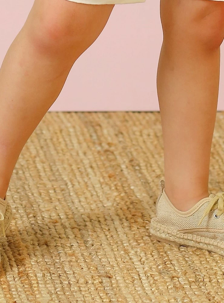 Linen linen lace-up espadrille for children.