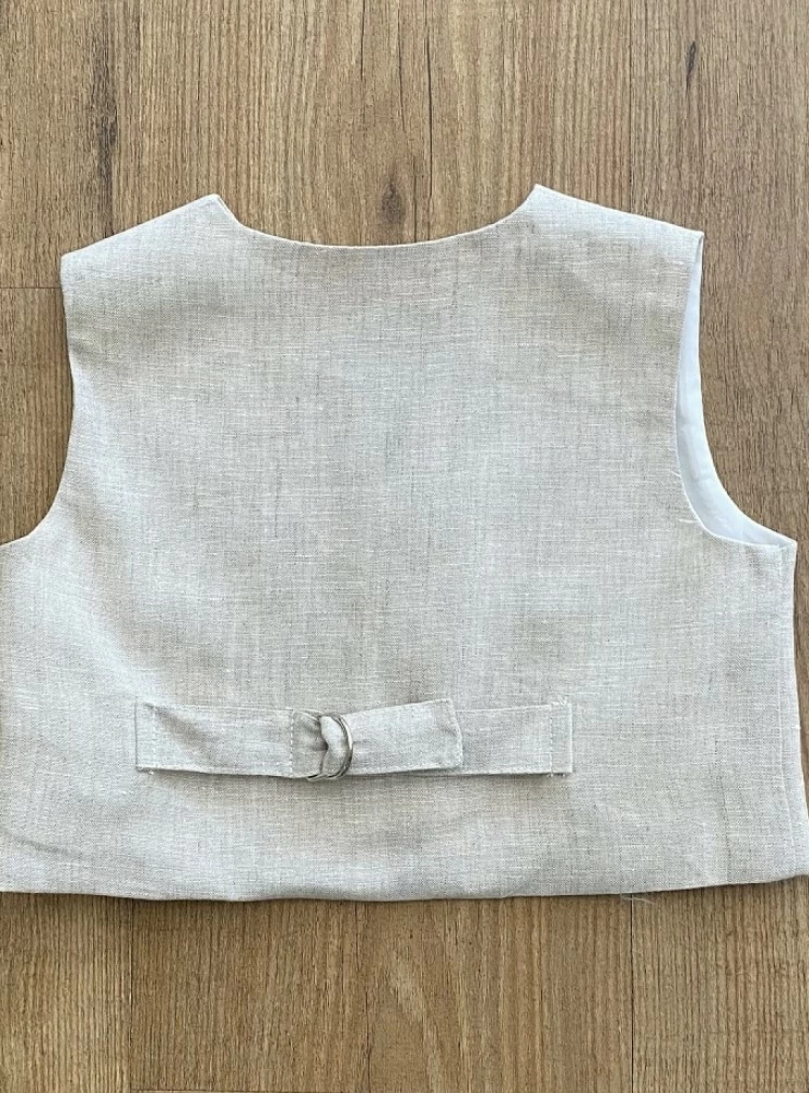 Linen vest in three colors.