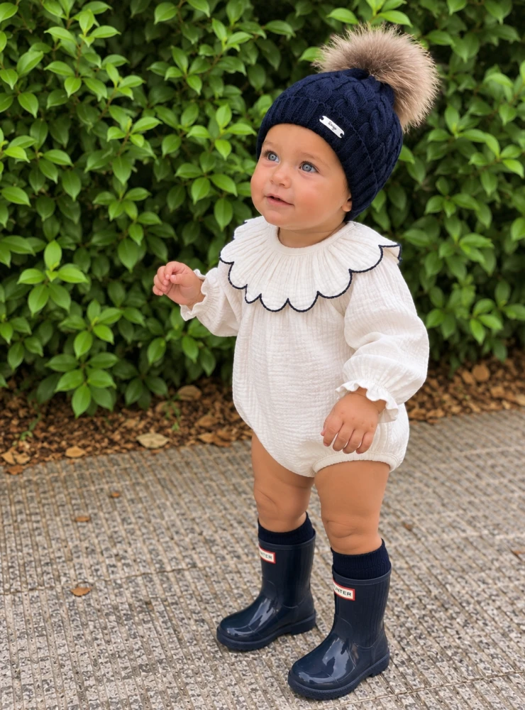 Look bebé blanco y azul marino con gorrito y calzas